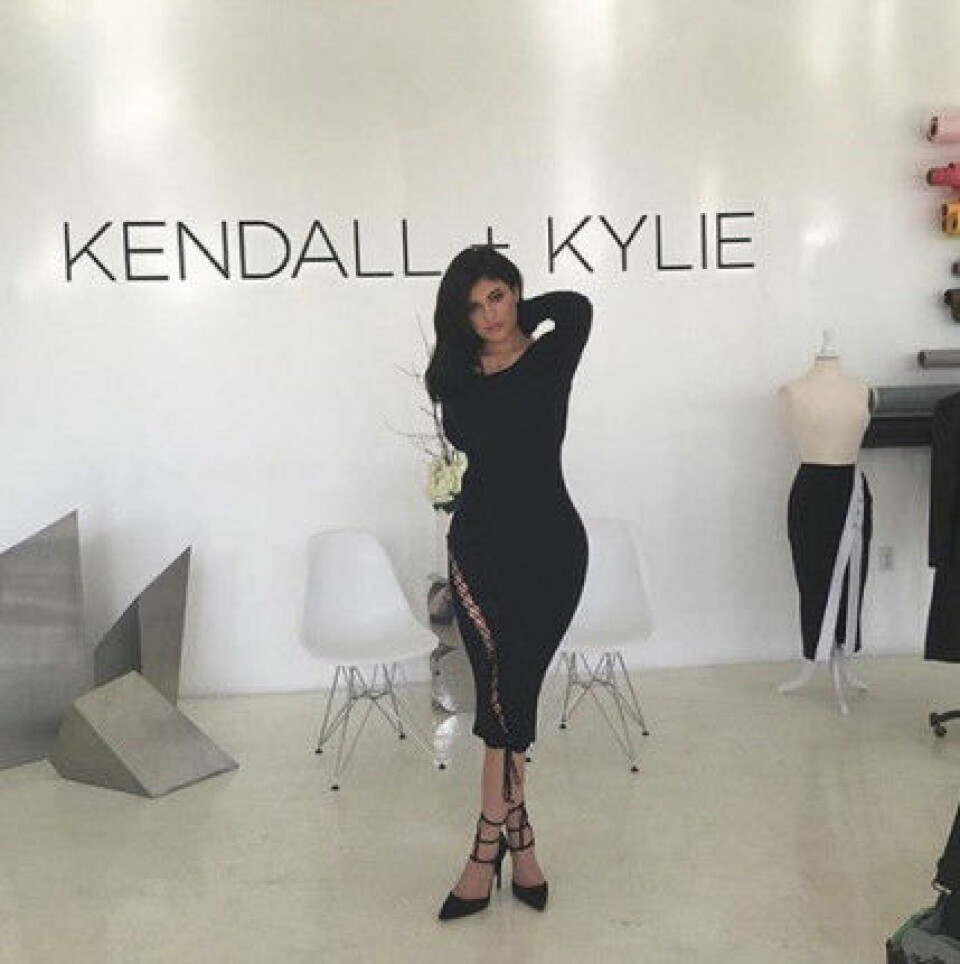 Se första bilderna från Kendall och Kylie Jenners klädkollektion