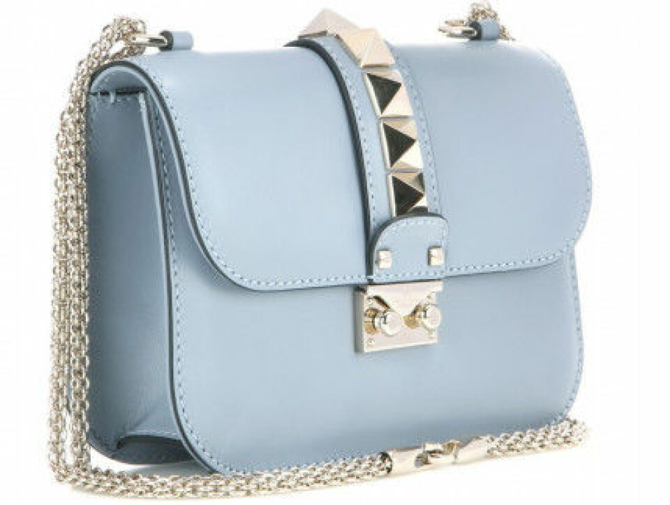 Valentino Lock Small Leather Bag kostar ungefär cirka 14 000 kronor. Valentino Lock Small Leather Bag kostar ungefär cirka 14 000 kronor.