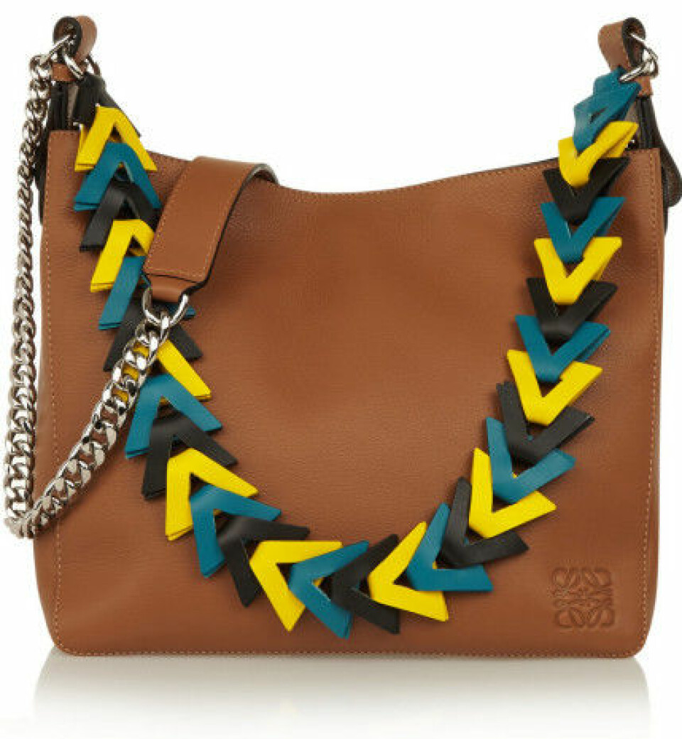 Loewe V Bucket Bag kostar ungefär 12 000 kronor. Loewe V Bucket Bag kostar ungefär 12 000 kronor.