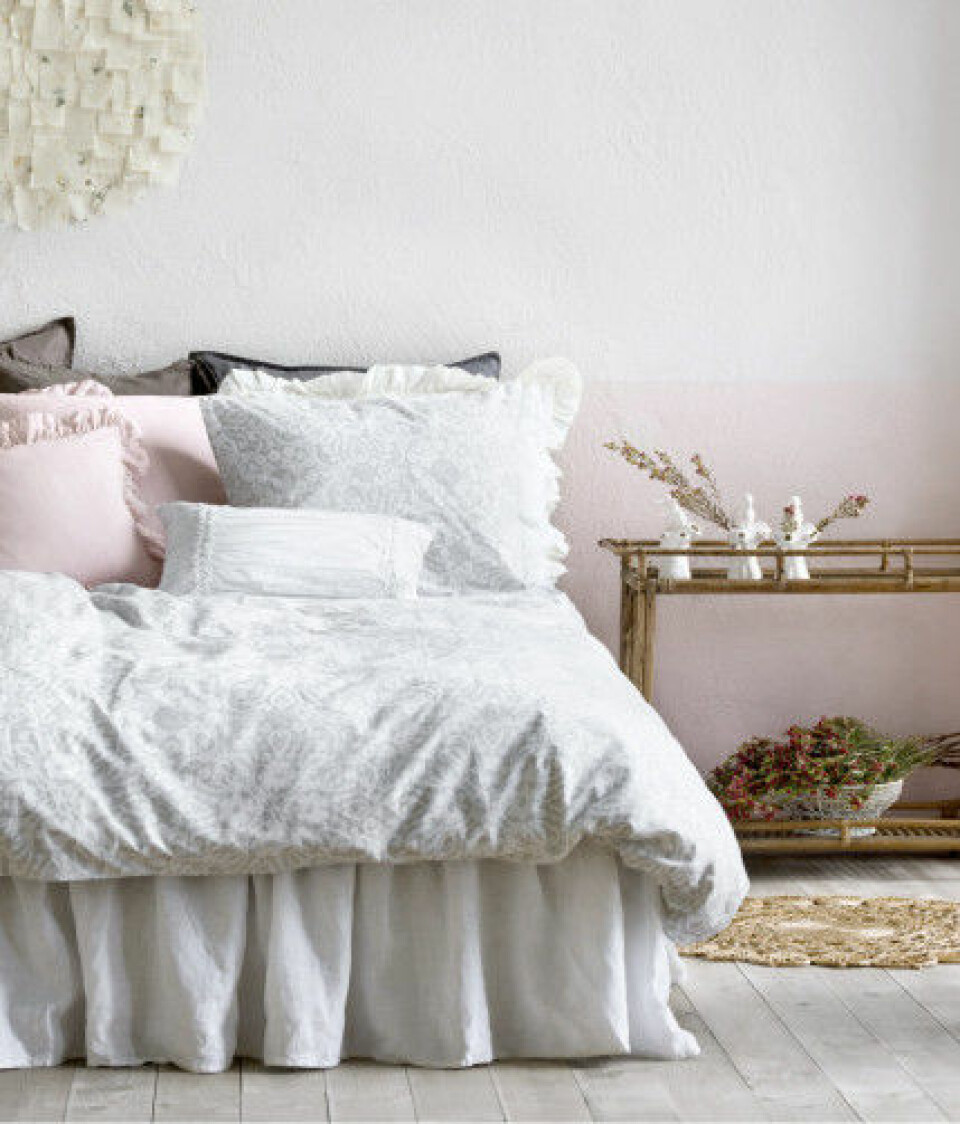 Byt lakan för att uppdatera hemma, tipsar Amelia. Foto: H&M Byt lakan för att uppdatera hemma, tipsar Amelia. Foto: H&M