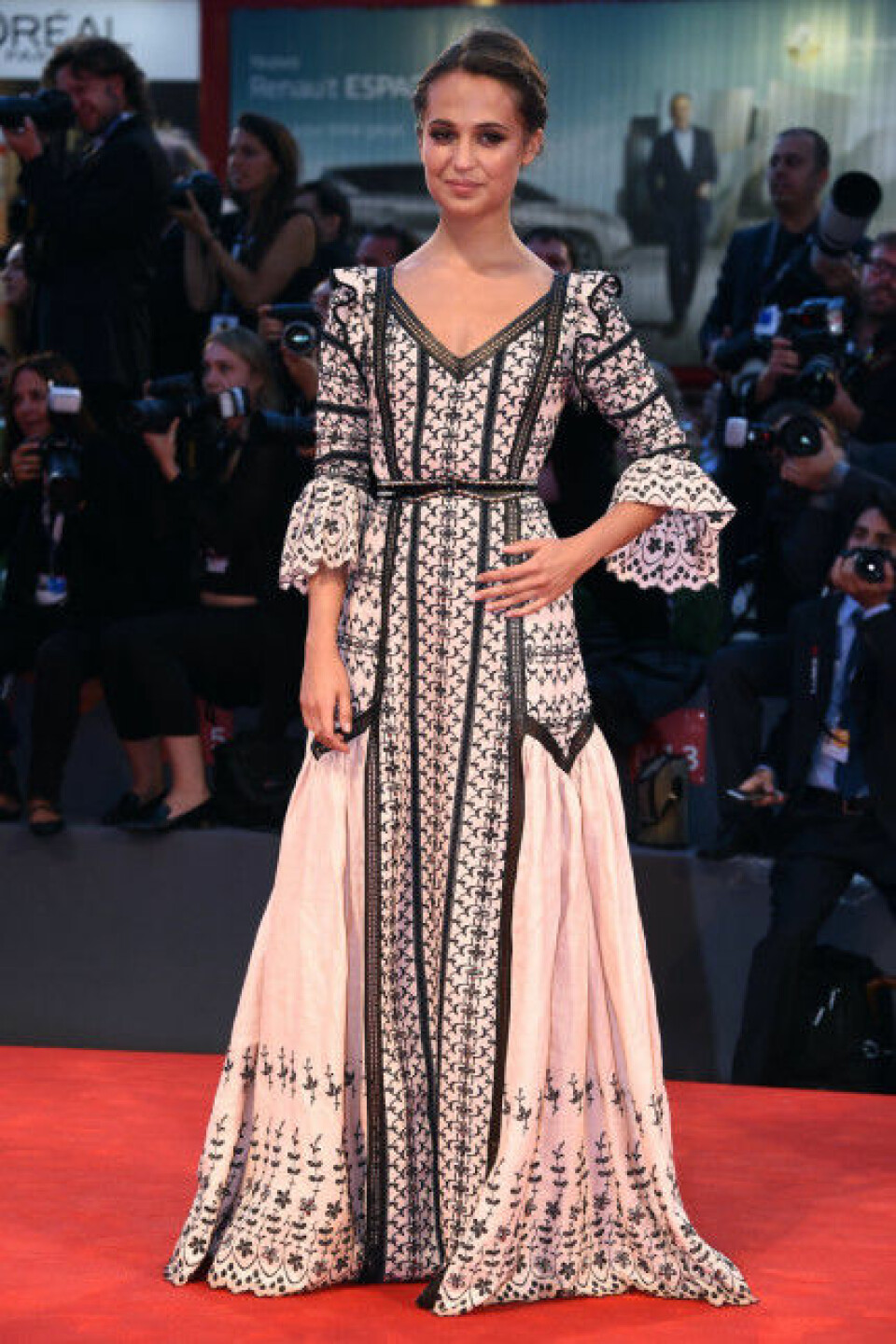 Från doldis till stilikon: Alicia Vikanders looks genom åren