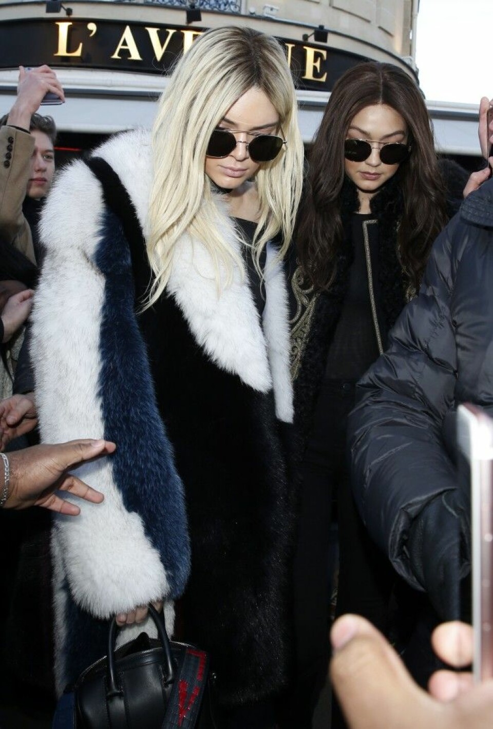 Kendall Jenner och Gigi Hadid på Paris Fashion Week. Kendall Jenner och Gigi Hadid på Paris Fashion Week.