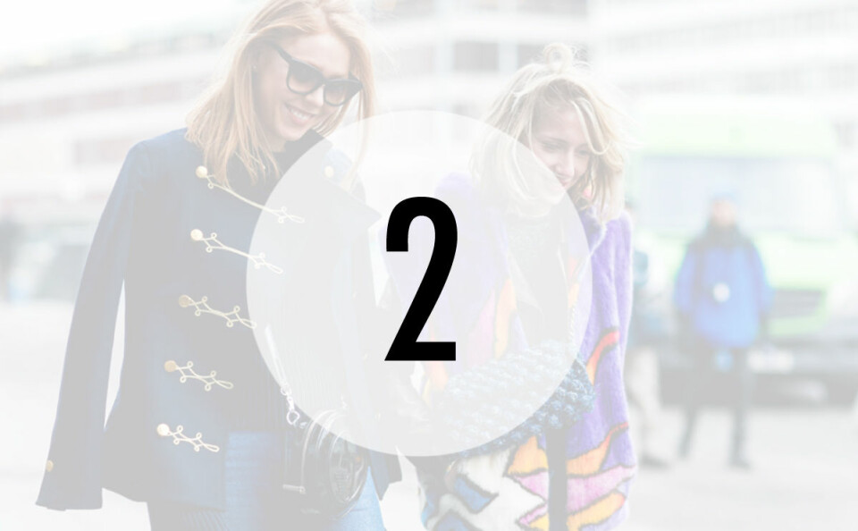 2. En tunika gjord av kött, i ett område för vildhundar