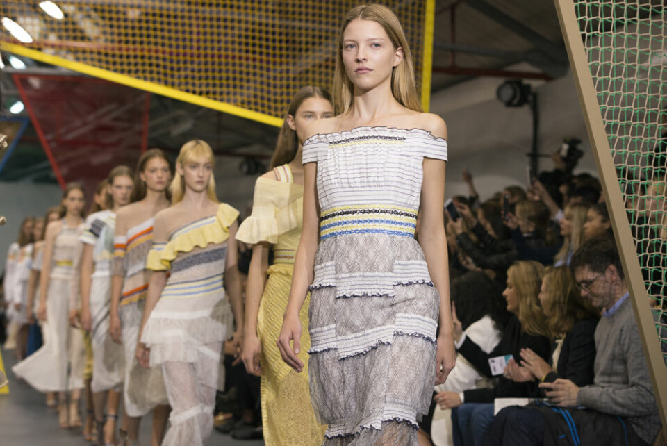 Volanger och romantiska influenser hos Peter Pilotto. Volanger och romantiska influenser hos Peter Pilotto.