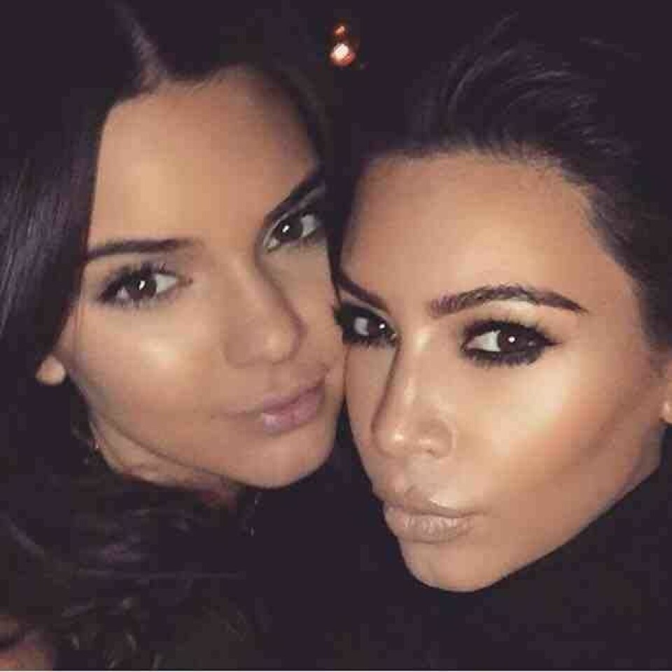 Kim Kardashian satsar på en look med lite hårdare smink än lillasyster Kendall. Kim Kardashian satsar på en look med lite hårdare smink än lillasyster Kendall.