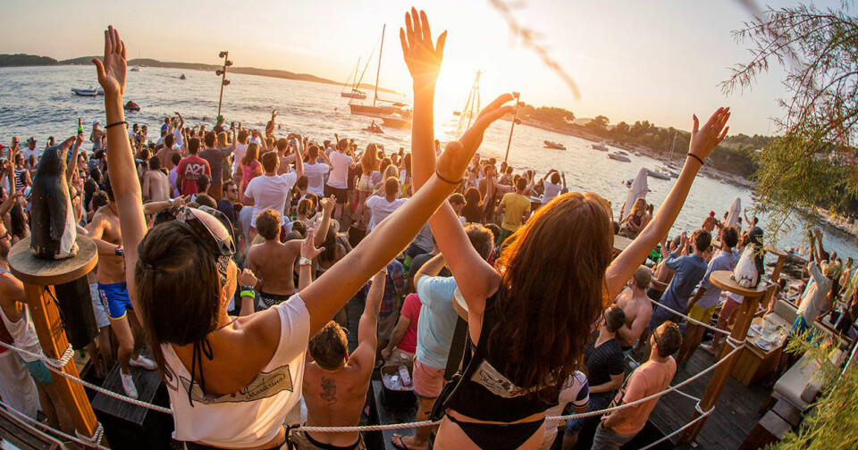 Hula Hula Hvar bjuder på fest natten lång. Hula Hula Hvar bjuder på fest natten lång.