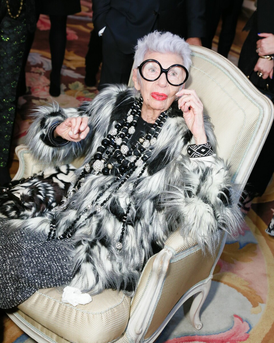 Iris Apfel är en pigg dam som nu lanserar sin första klädkollektion. Iris Apfel är en pigg dam som nu lanserar sin första klädkollektion.