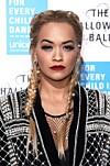 Eller gör som Rita Ora och satsa på de trendiga dutch braids. Tips: byt ut pärlorna till små, vilda blommor för en somrig look!