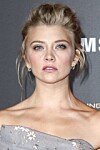 Game of Thrones-skådisen Natalie Dormer har satt upp sitt blonda svall i en slarvig uppsättning med lösa hårslingor och volym i luggen, helt perfekt till en bohemisk klänning!