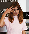 Alexa Chung med klassiskt svarta naglar.
