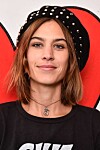 Alexa Chung väljer att matcha med en rockigare variant. Vi älskar berlockerna!