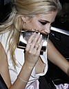 Pixie Lott visar upp sin franska manikyr.