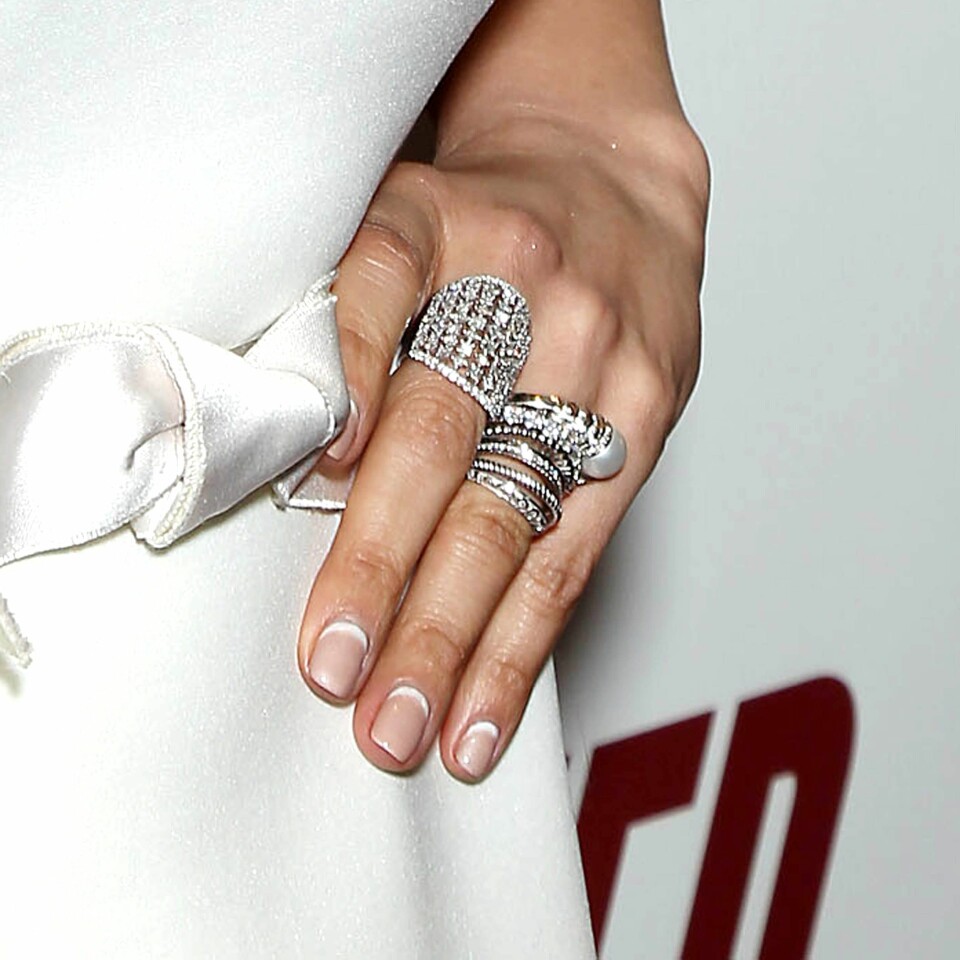 Medan Jennifer Lopez har en omvänd fransk manikyr.
