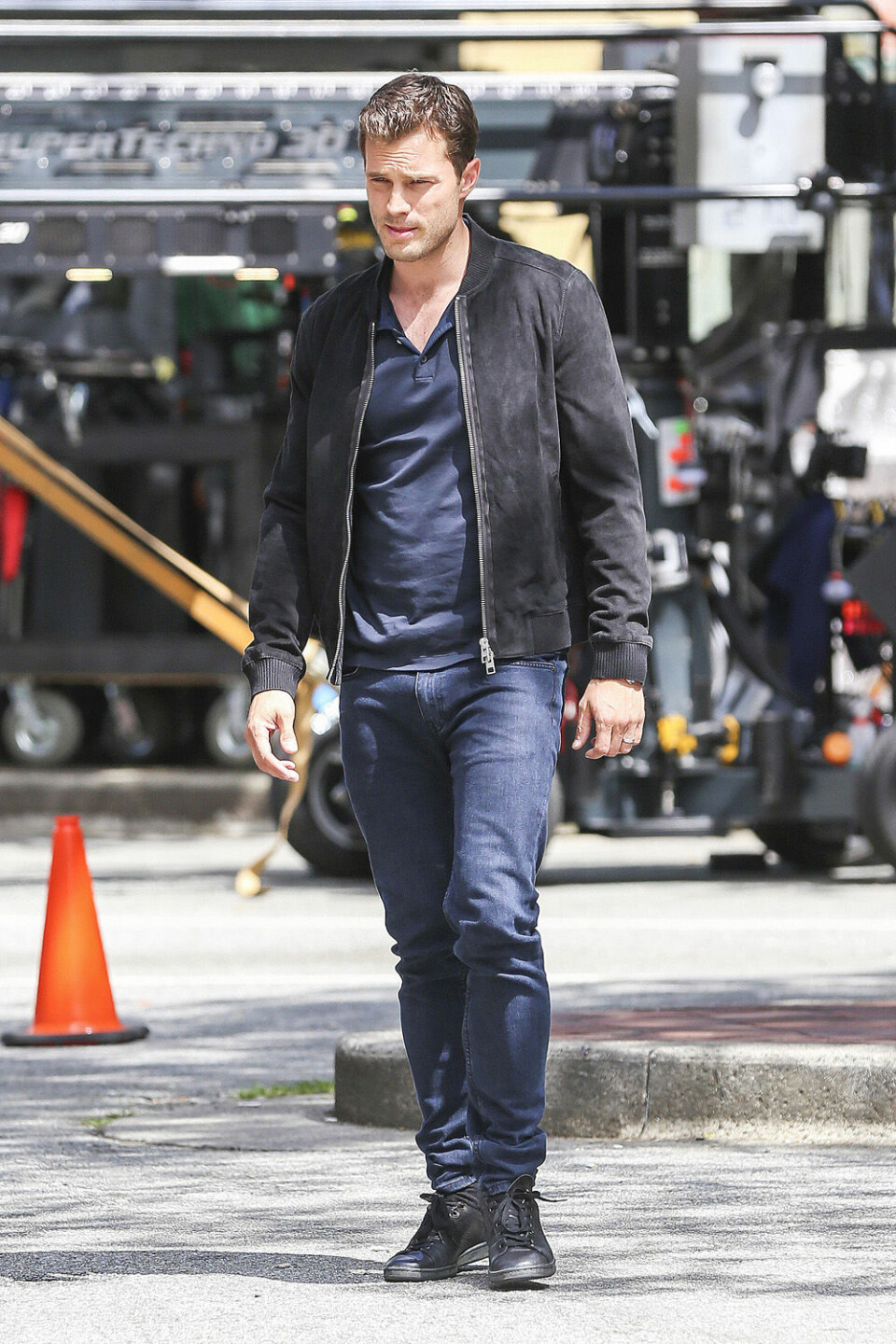 Jamie Dornan goes casual in a t-shirt, jeans and a suede bomber on the Fifty Shades Freed set! As the film nears the end, Max Martini joined in the scenes Jamie looked relaxed and happy to be on set and even greeted fans with a wave!Pictured: Jamie DornanRef: SPL1302233 210616 Picture by: Splash NewsSplash News and PicturesLos Angeles:310-821-2666New York:212-619-2666London:870-934-2666photodesk@splashnews.com
