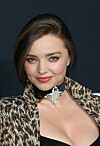 Miranda Kerr kör lite extra bling på sitt, och matchar med leopardkappa.