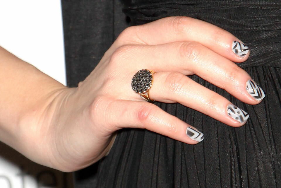 Whitney Port livar upp en svart outfit med grafiska inslag.