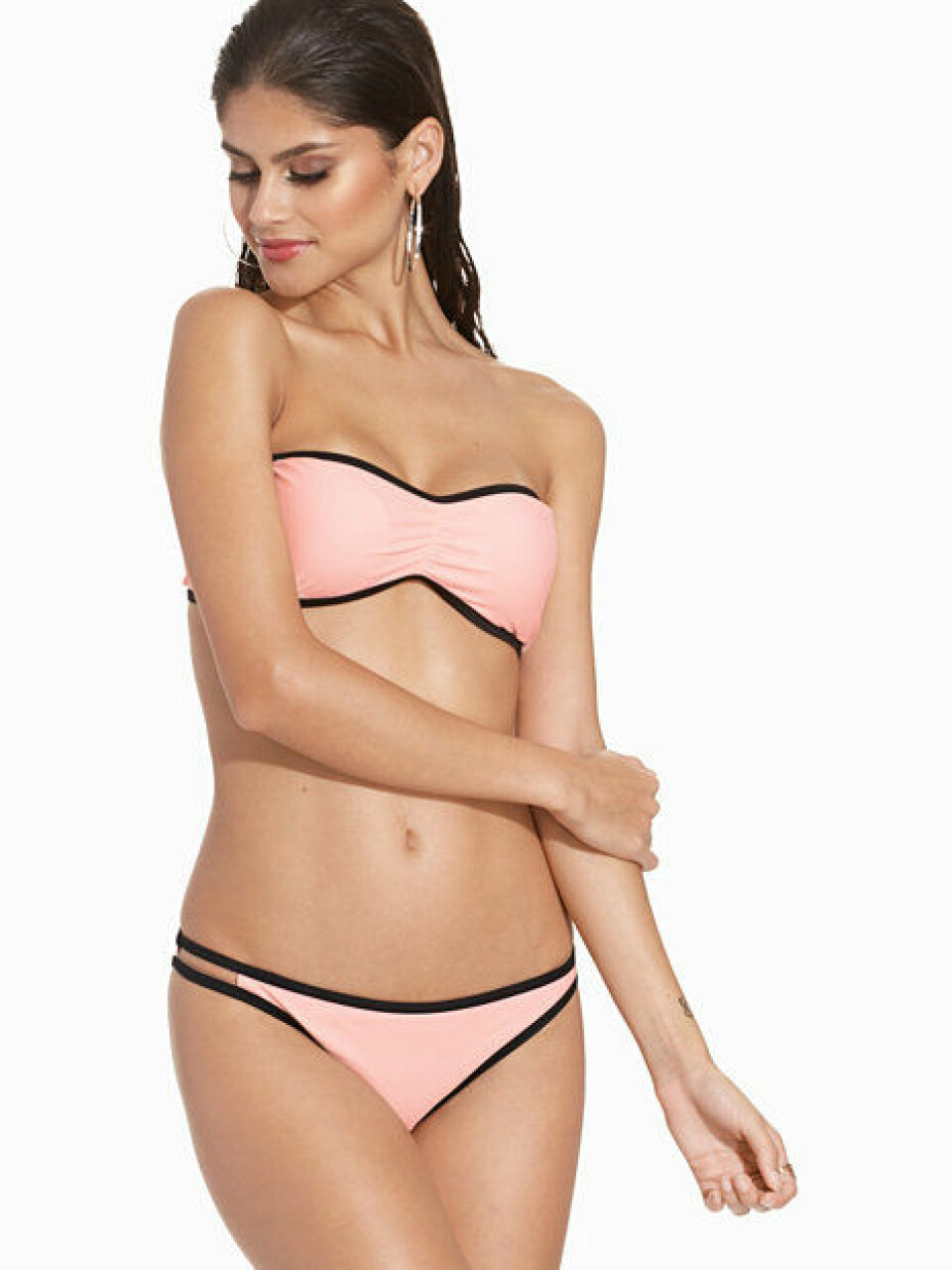 23 heta bikinis och baddräkter som framhäver brännan
