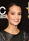 Om du inte vill sota i det klassiska svarta så kan du göra som Alicia Vikander och välja en brun nyans.