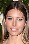 Jessica Biel drar blicken till sin blick med en färg som sticker ut.