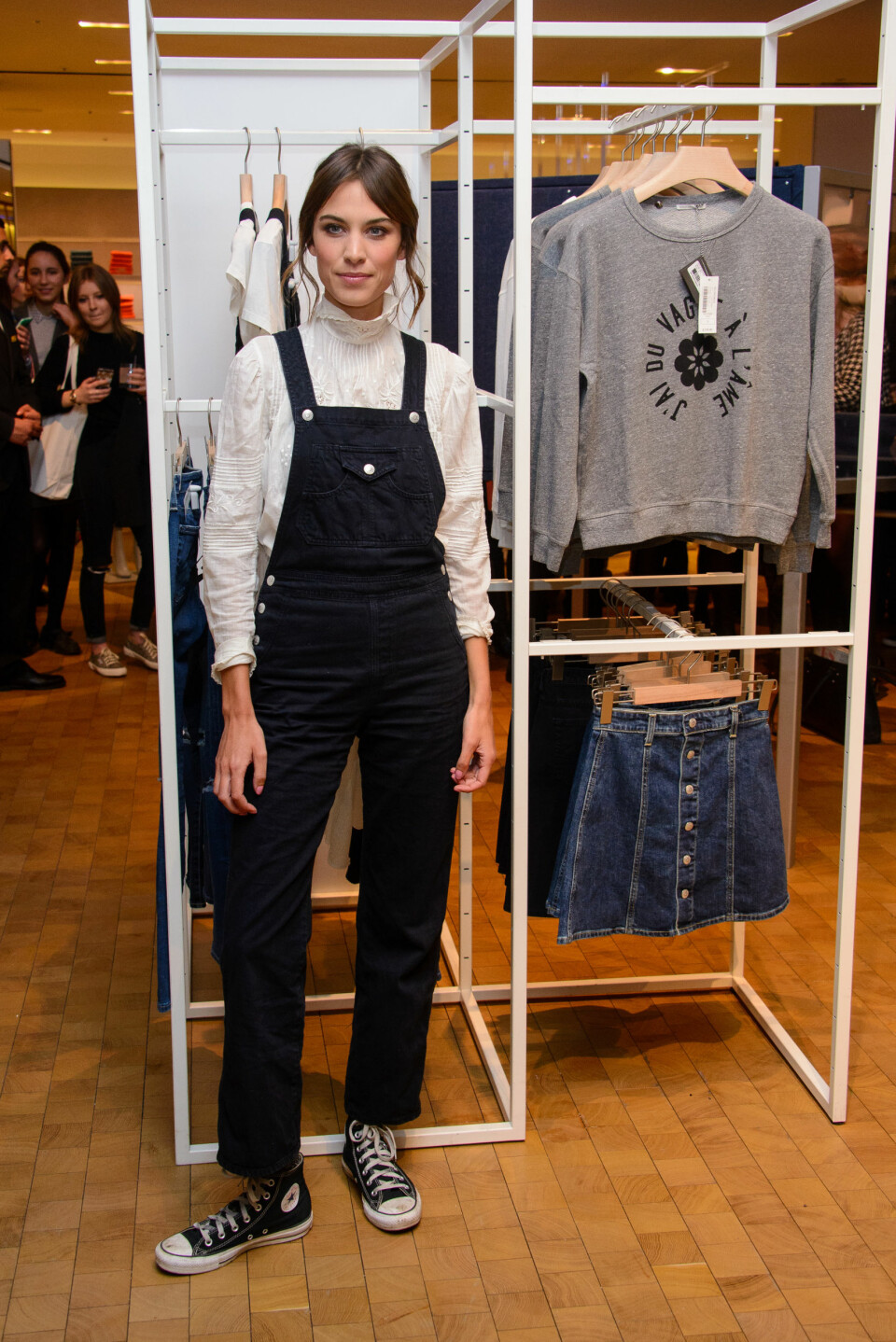 En städad blus med hängselbyxor och ett par Converse, snyggt och ledigt!