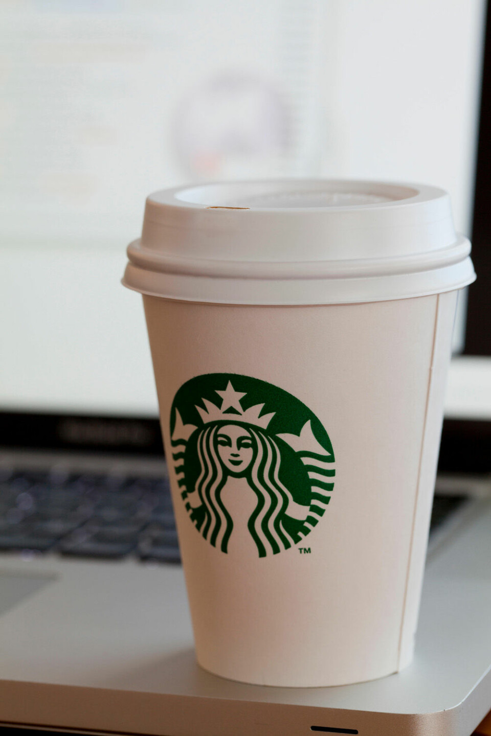 I Kista Galleria kan besökarna njuta av en kopp kaffe på Starbucks. I Kista Galleria kan besökarna njuta av en kopp kaffe på Starbucks.