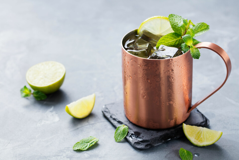 En moscow mule görs klassiskt i en kopparkopp, men funkar även att göra i ett högt drinkglas. En moscow mule görs klassiskt i en kopparkopp, men funkar även att göra i ett högt drinkglas.
