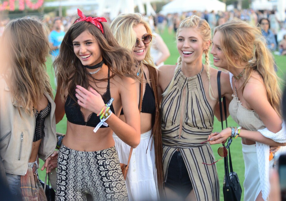 Äntligen får vi klä upp oss i snygga festivaloutfits! Äntligen får vi klä upp oss i snygga festivaloutfits!