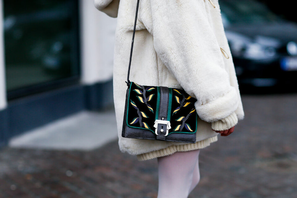 3. Plagg som kliar.Hur många gånger har du förbannats över en kliande tröja eller ett annat stickigt plagg? Lämna det i butiken, du behöver inte ett ytterligare problem i garderoben.