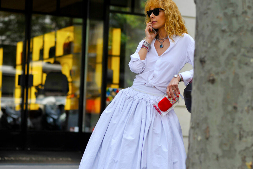 5. Trendiga plagg som du inte känner dig bekväm i.Trender kommer och går, men din personliga stil består. Om du till exempel inte alls känner dig bekväm i lårhöga stövlar finns det ingen anledning för dig att köpa det heller. Klä dig i plagg som du känner dig bekväm och snygg i – det lyser igenom om du inte trivs.