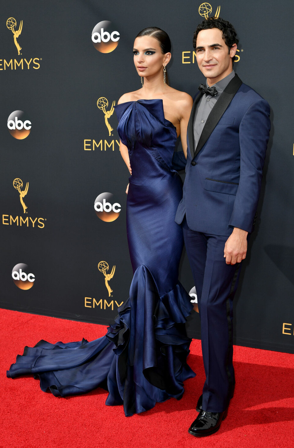 Emily Ratajkowski iklädd Zac Posen, i armkrok med Zac Posen själv.