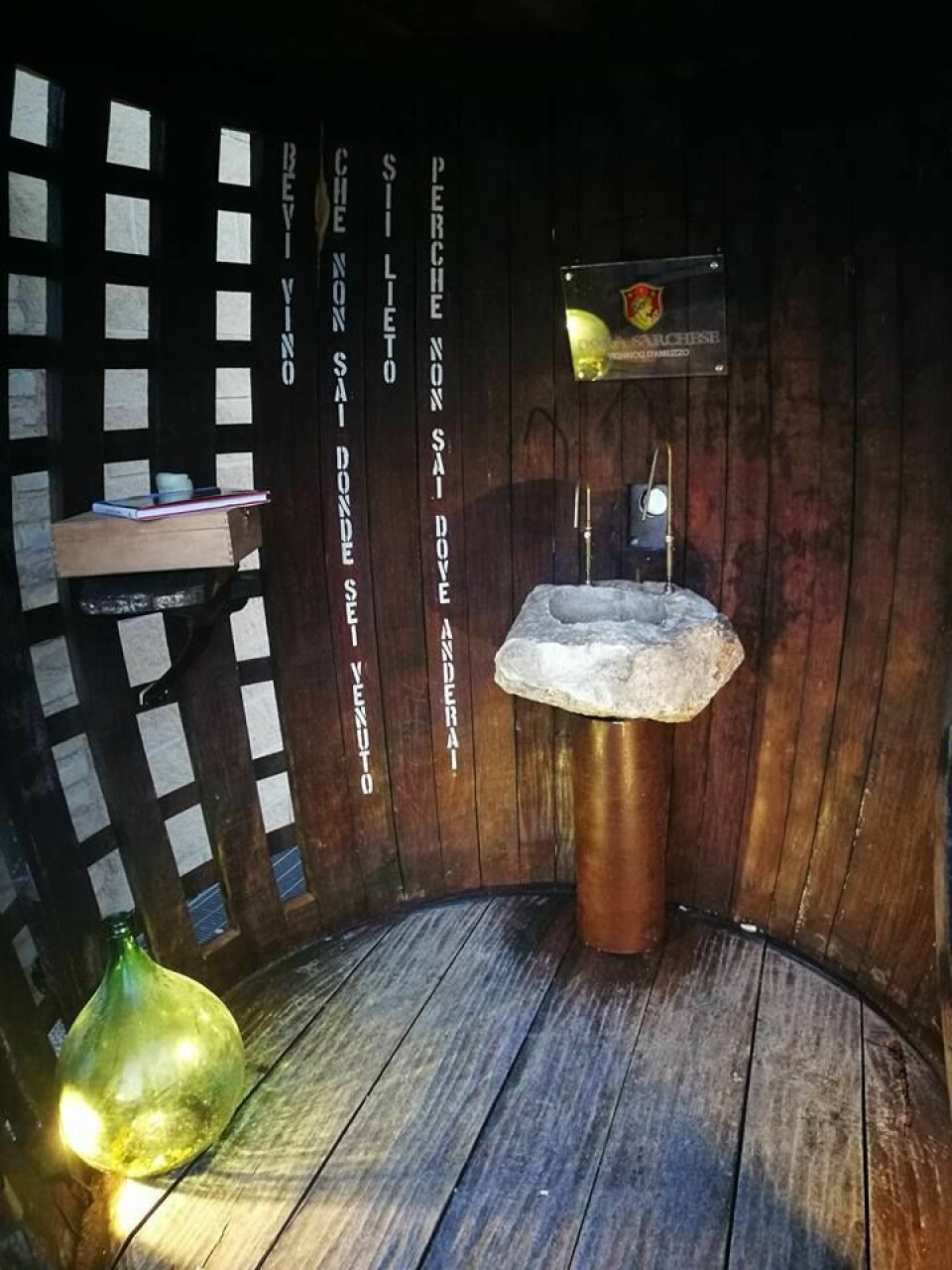 Vingården erbjuder en fontän med gratis vin. Vingården erbjuder en fontän med gratis vin.