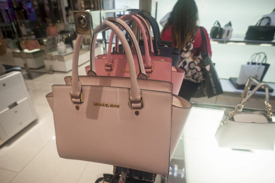 Michael Kors väskor har fått lägre status menar experten. Michael Kors väskor har fått lägre status menar experten.