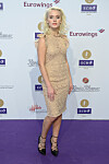 Zara Larsson i en beige look.
