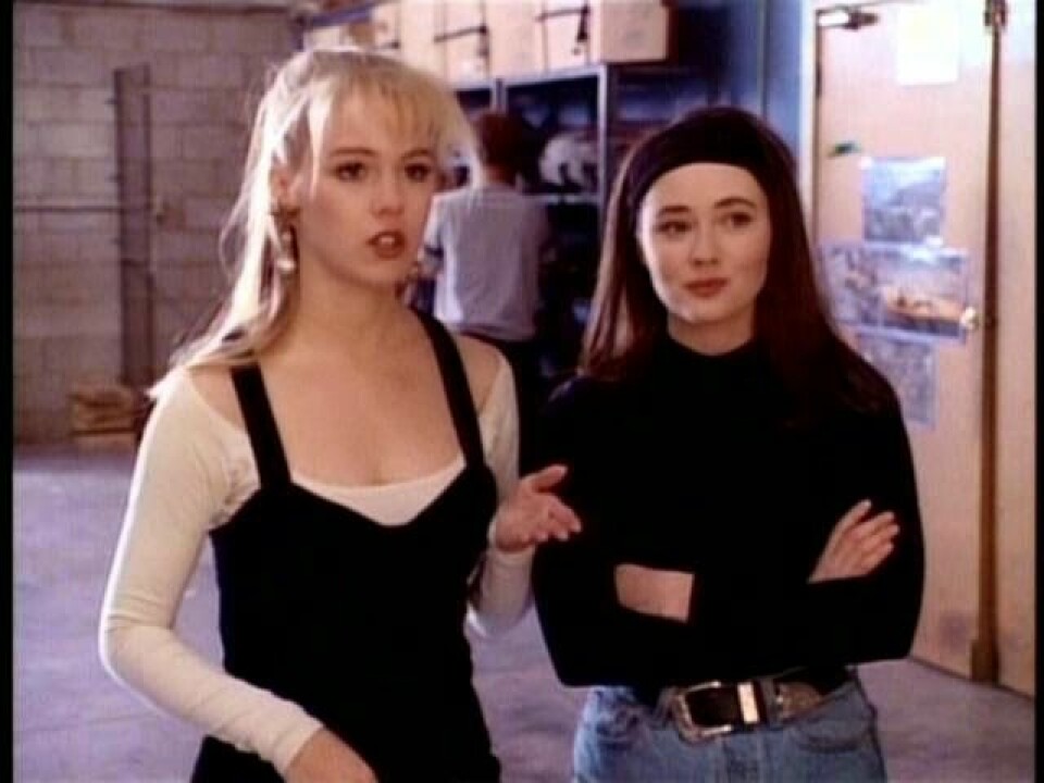 Hur snygg är inte kombinationen vit tröja med en svart klänning?