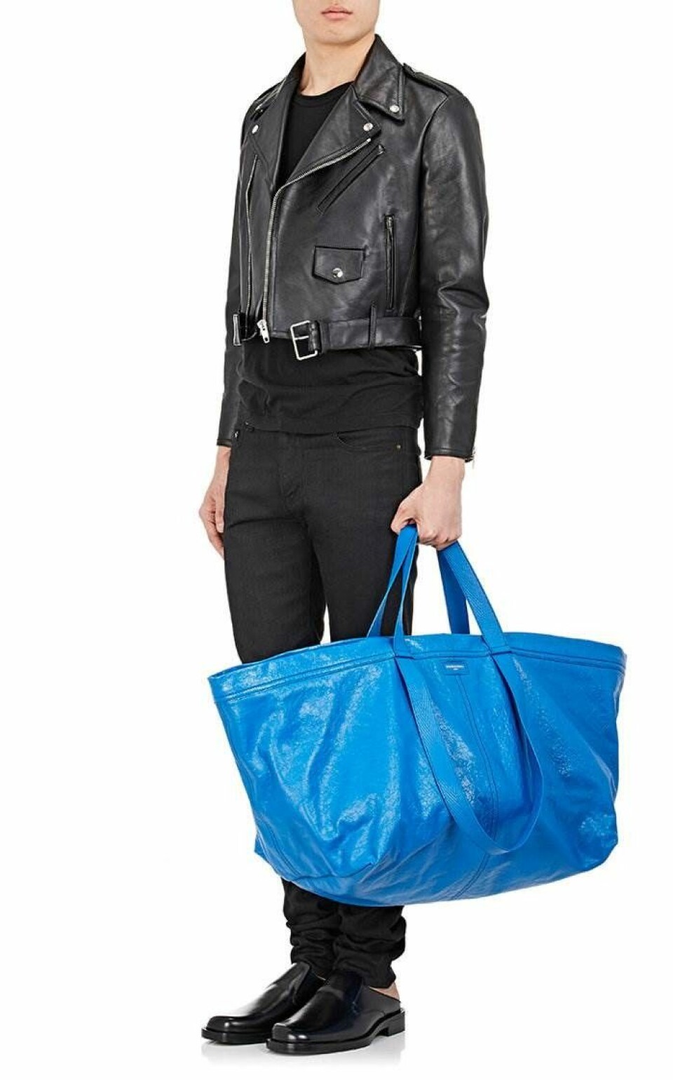 Balenciaga har släppt en lyxväska som påminner om Ikeas bärkasse. Balenciaga har släppt en lyxväska som påminner om Ikeas bärkasse.