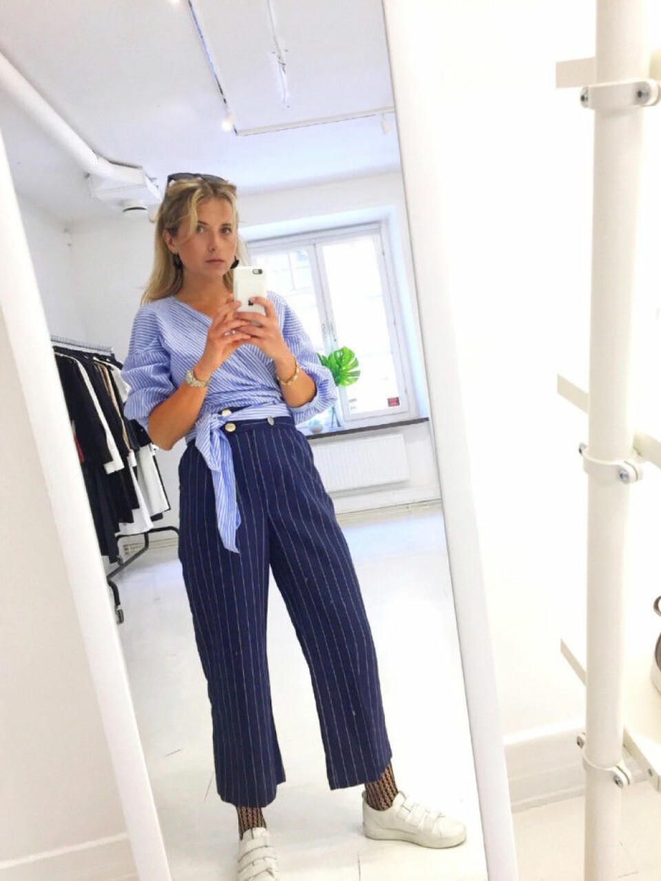 Henrietta kommer spendera våren och sommaren i skjortor med snygga detaljer. Henrietta kommer spendera våren och sommaren i skjortor med snygga detaljer.