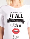 Tr&ouml;ja med texten &rdquo;It all started with a kiss&rdquo;.