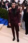 Joe Jonas var klädd i en djupröd kostym av italienskt dubbelsiden.