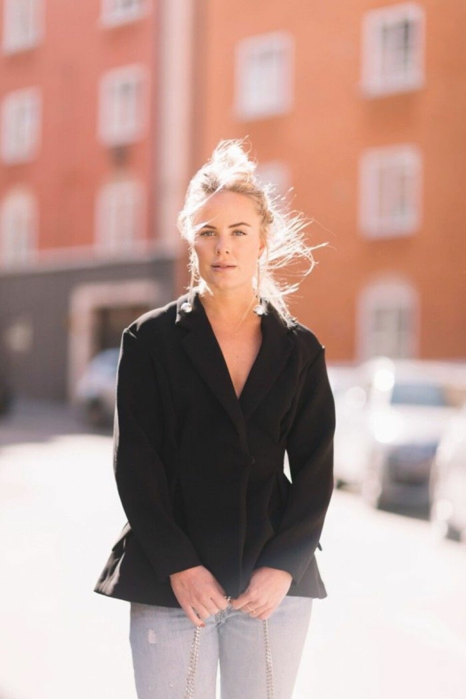 En stressig morgon med klädkris räddar Joanna med ljusa Levis-jeans 501 och en vit t-shirt. En stressig morgon med klädkris räddar Joanna med ljusa Levis-jeans 501 och en vit t-shirt.