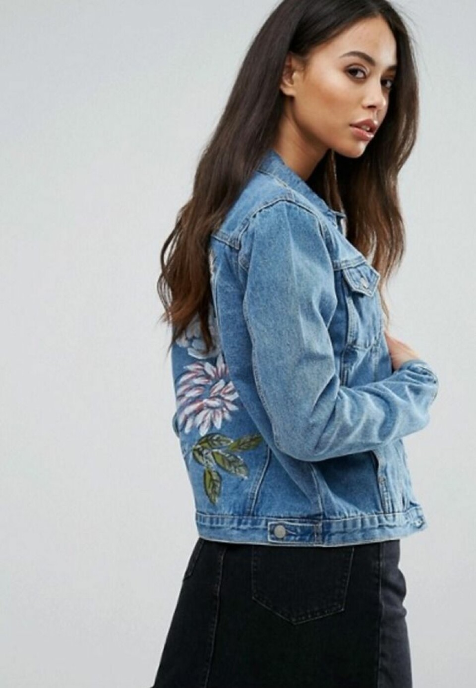 Broderade jeansjackor är vårens måste – 13 trendköp