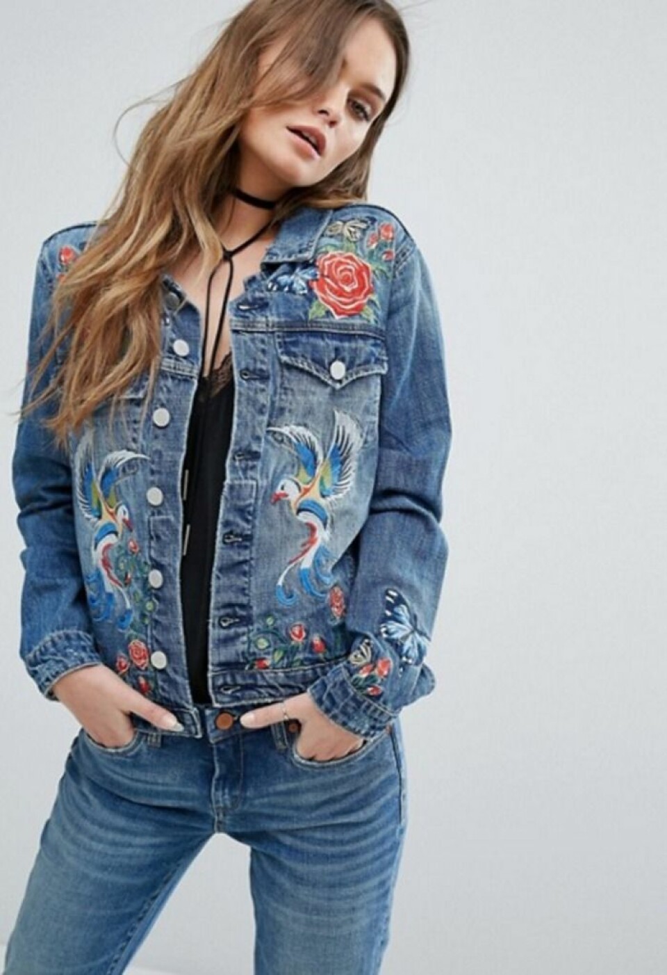 Broderade jeansjackor är vårens måste – 13 trendköp
