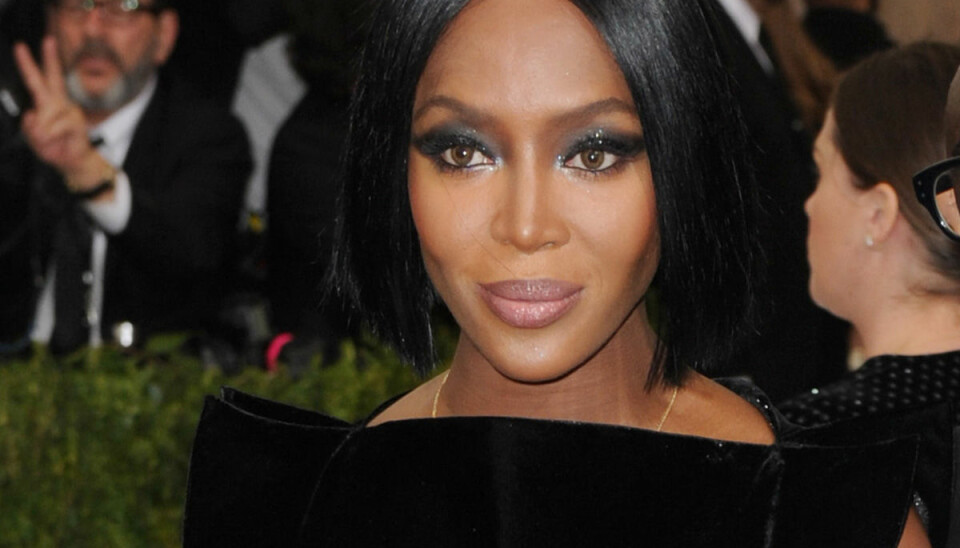 Naomi Campbell designar skor – som är omöjliga att gå i
