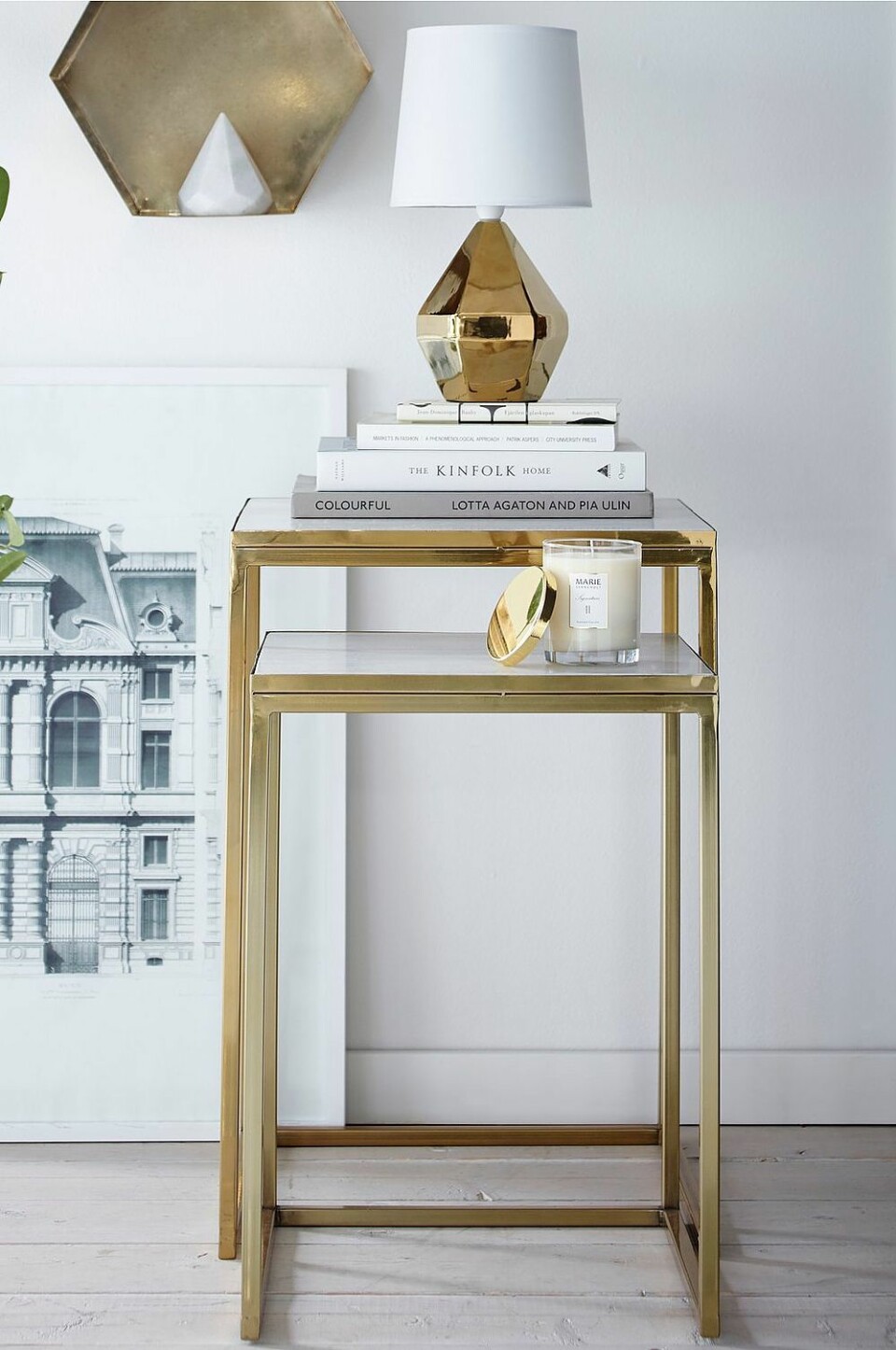 Guldfärgat tvådelat sidobord.