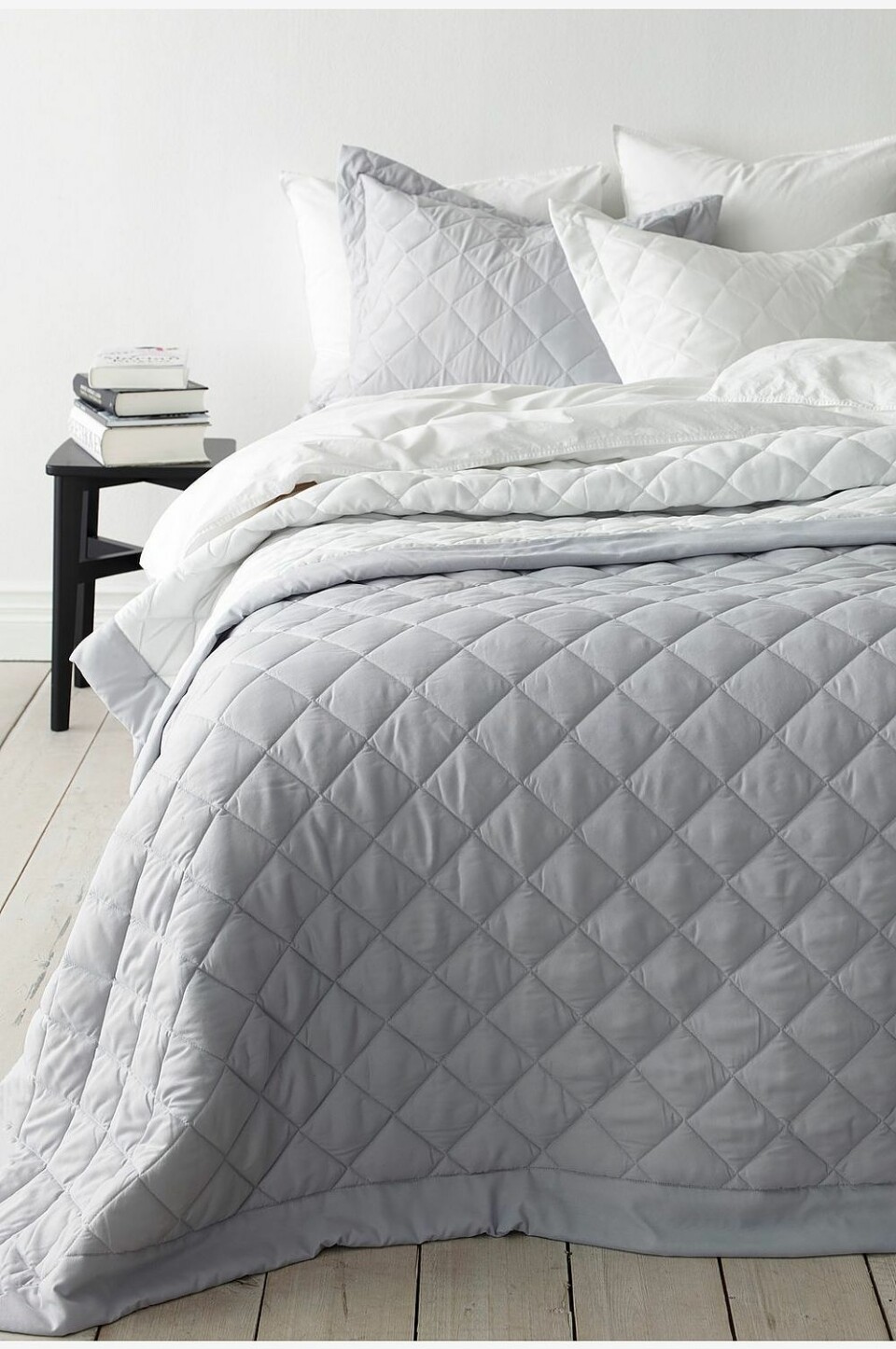 Quiltat överkast i grått.