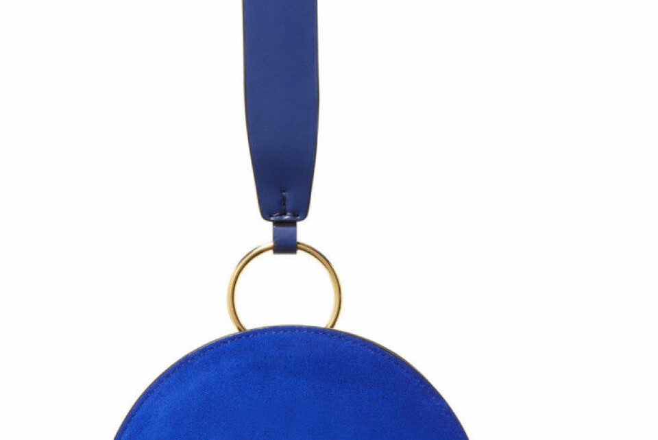 Ge den sobra skandinaviska stilen ett färglyft med abstrakta tavlor i svartvitt och färggranna accessoarer. Ge den sobra skandinaviska stilen ett färglyft med abstrakta tavlor i svartvitt och färggranna accessoarer.