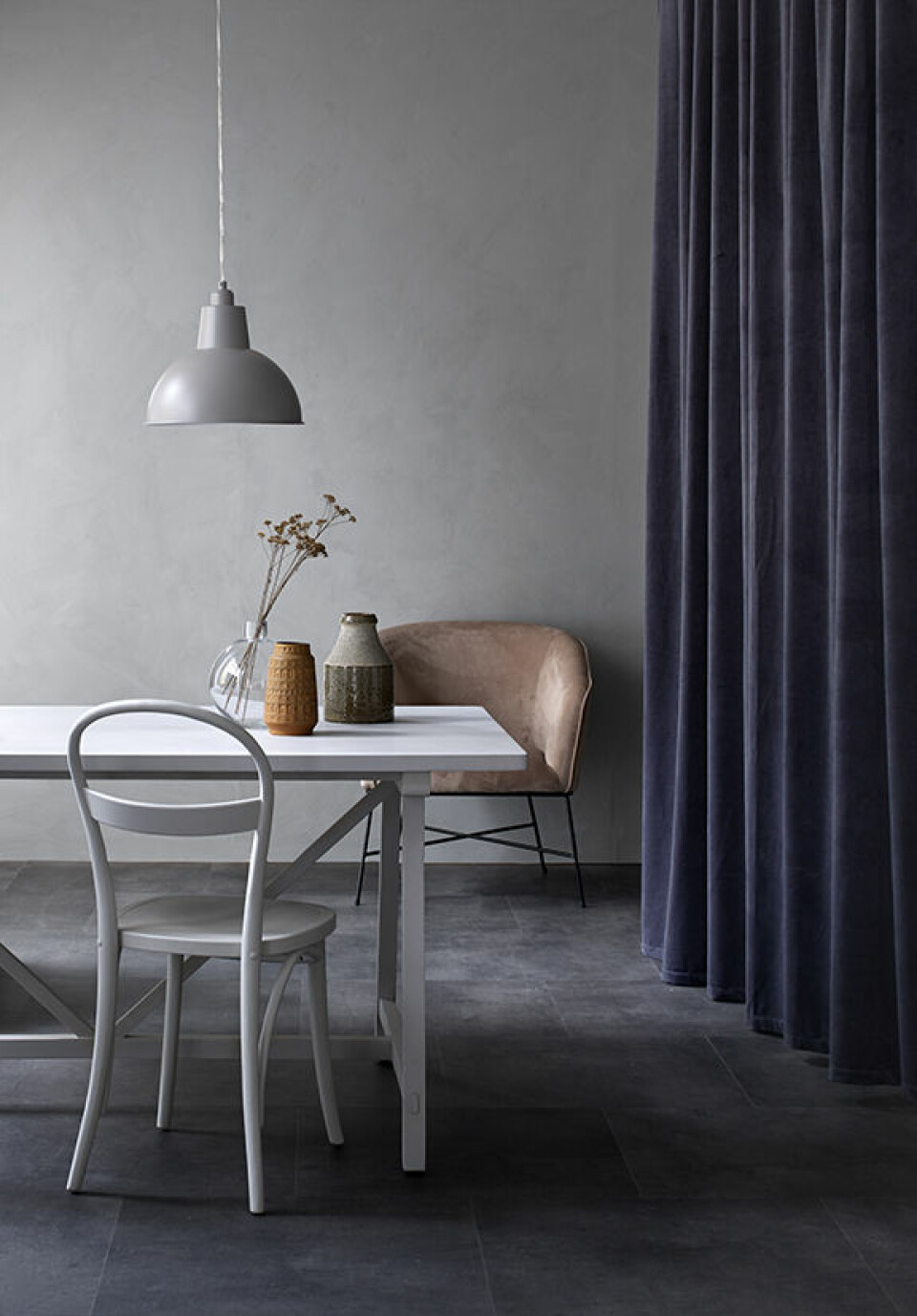 Stolen Alec, ca 2 000 kr. Köksbord Magnus, ca 4 000 kr.