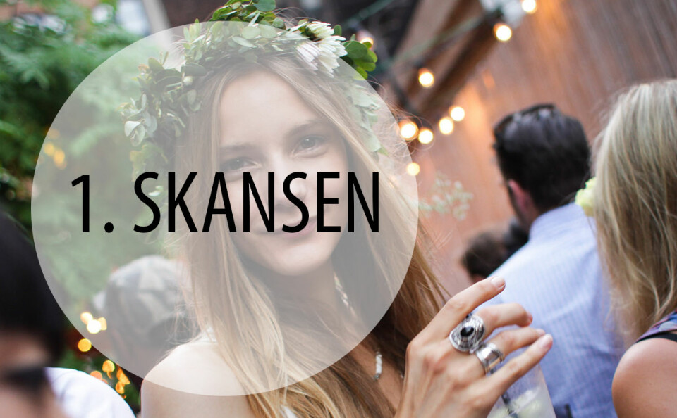 Fira midsommar på Skansen! Här håller firandet på i dagarna tre. Resning av majstången, dans och lekar sker mellan kl. 14.00-15.30 på midsommarafton och på midsommardagen får du lära dig att binda en egen midsommarkrans. Läs mer här!
