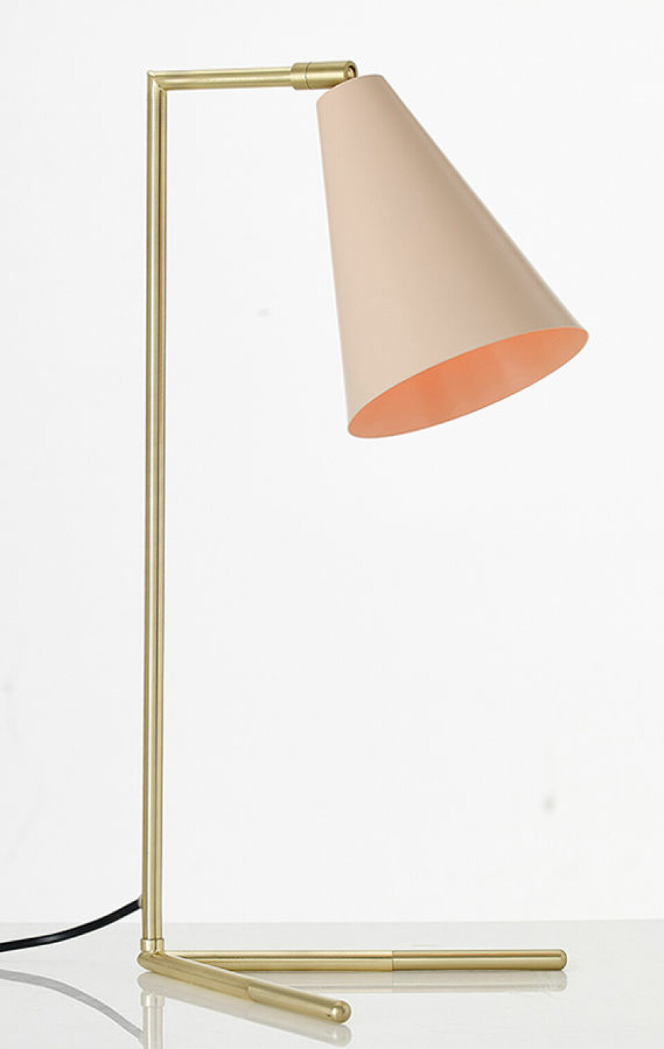 Bordslampa med rosa skärm, ca 700 kr.