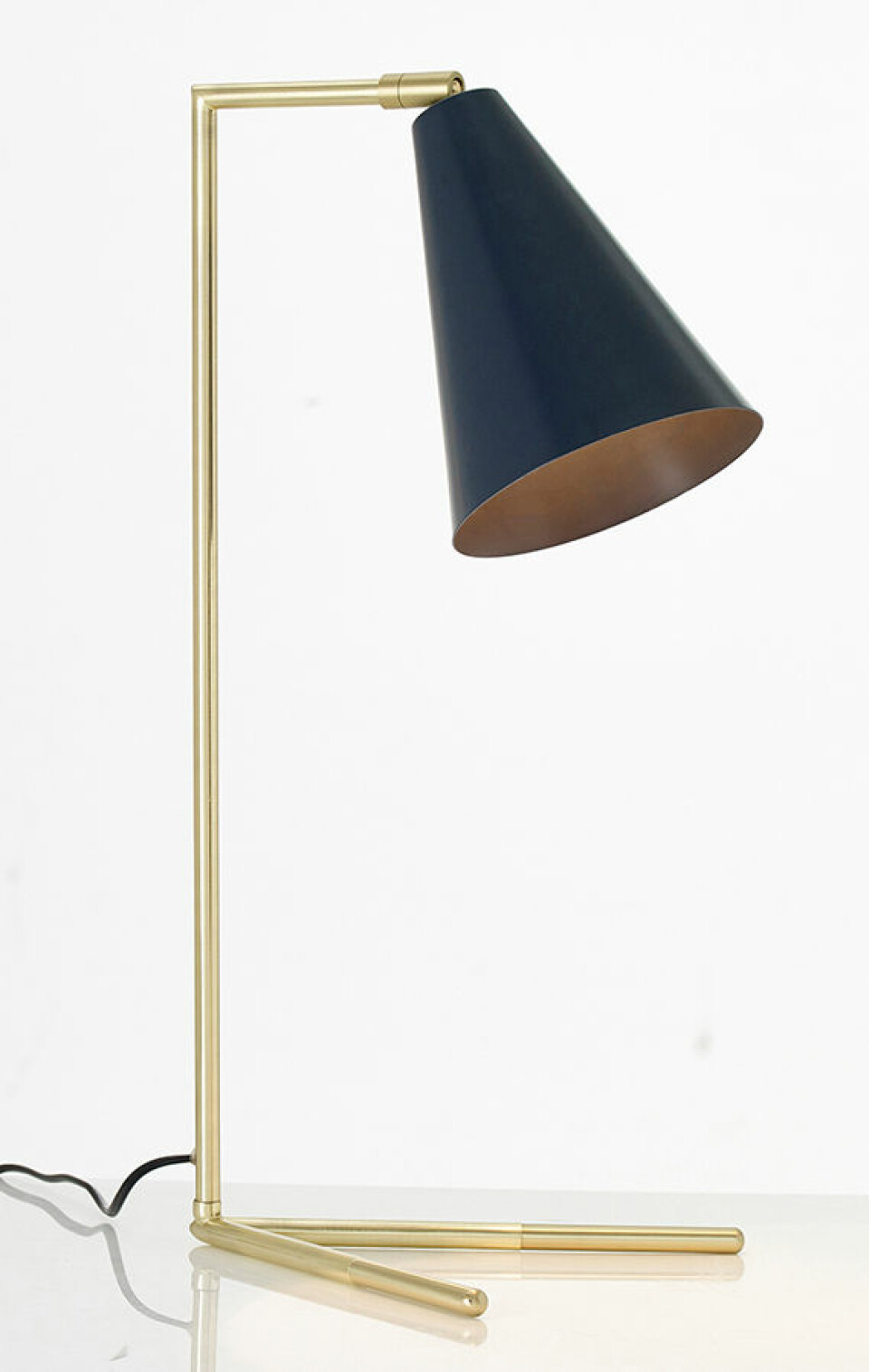 Bordslampa med blå skärm, ca 700 kr.