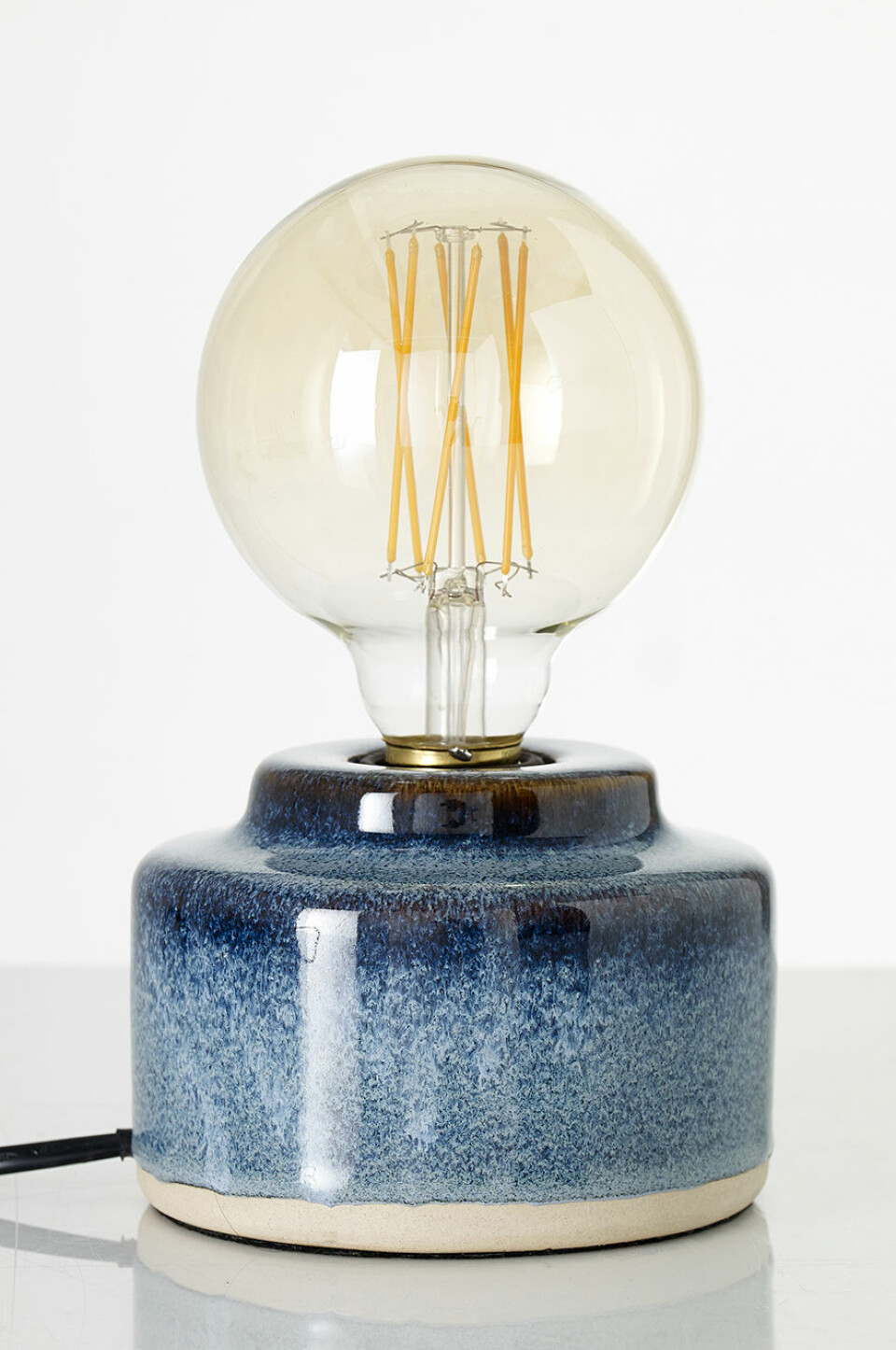 Bordslampa i blåmålad keramik, ca 300 kr.